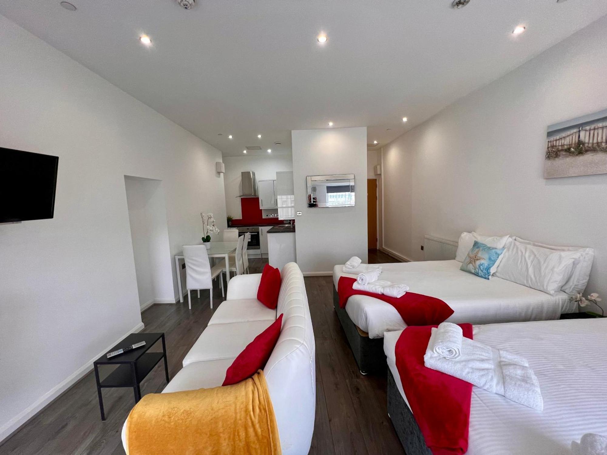 Foxhouse Studio Apartments Плаймаут Экстерьер фото