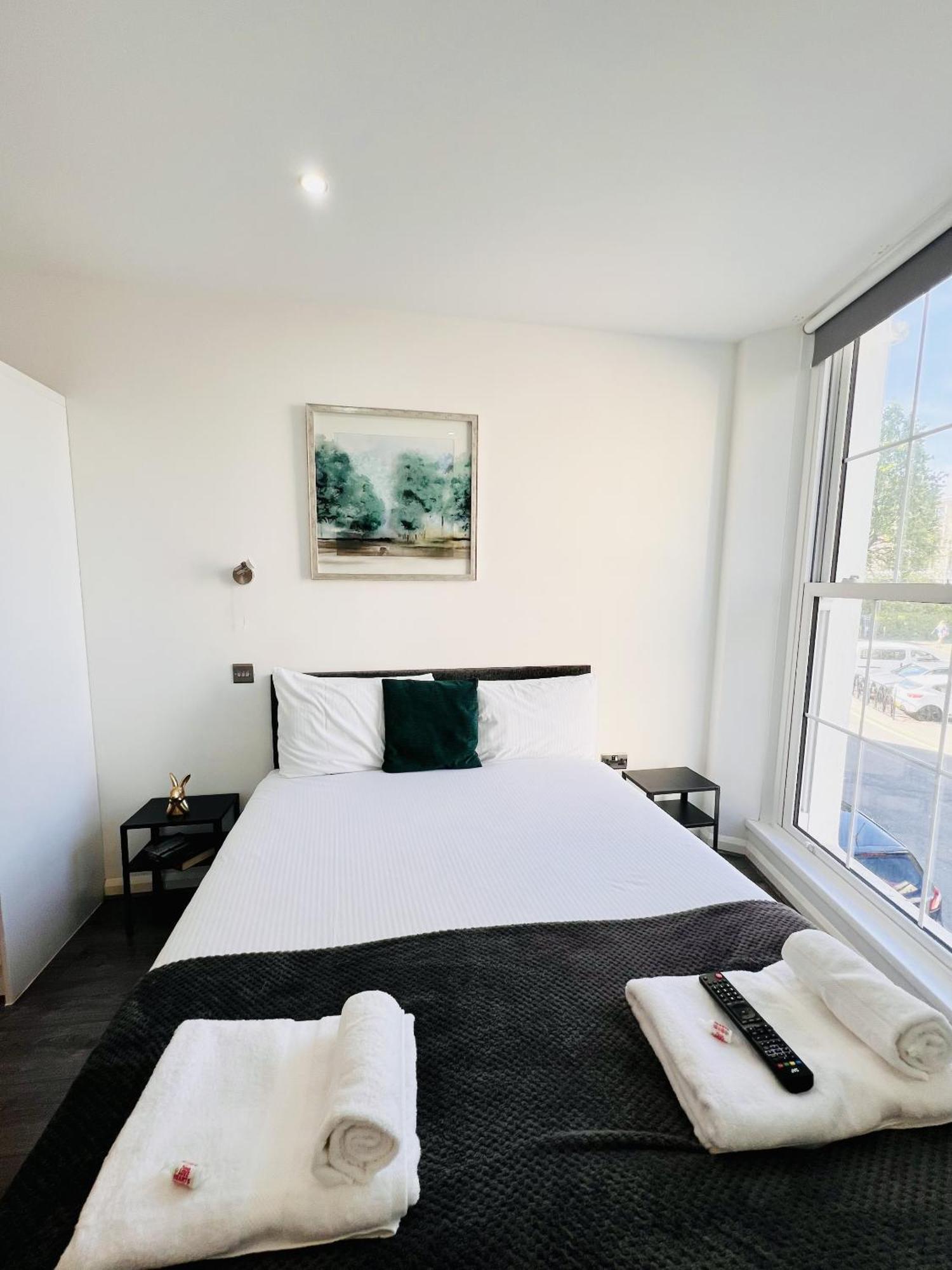 Foxhouse Studio Apartments Плаймаут Экстерьер фото